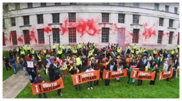 Demonstran Serbu Kemenhan Inggris saat Lebaran, Kecam Pemerintah yang Dukung Israel, Gedung Dicoret
