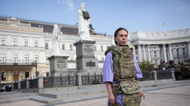 Tiru Aturan Israel, Zelensky Beli 50.000 Seragam Tentara Wanita