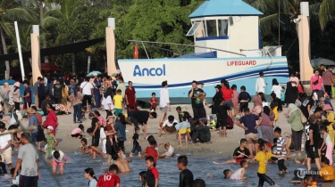 VIDEO Ancol Ramai Pengunjung, 7 Ambulans Disiagakan di Area Pantai di Momen Libur Lebaran 2024