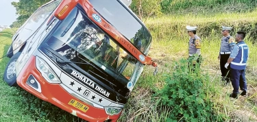 Polres Batang Berikan Trauma Healing untuk Korban Luka Bus Rosalia Indah Yang Kecelakaan Tunggal di Tol Semarang–Batang