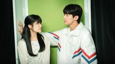 Spoiler Lovely Runner Episode 3, Tayang 15 April 2024: Byeon Woo Seok Canggung Ditatap Kim Hye Yoon