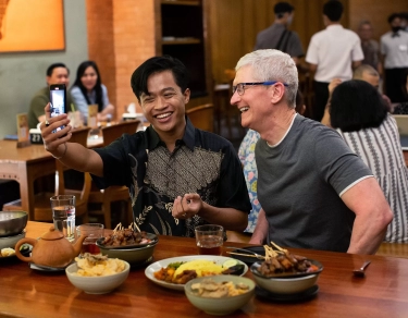 Tiba di Jakarta, Bos Apple Tim Cook Langsung Santap Sate Ayam