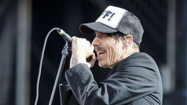 Potret Vokalis RHCP Anthony Kiedis Liburan di Mentawai, Asik Ngudut dengan Warga Lokal