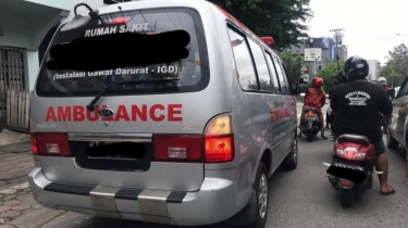 Viral Polisi Amankan Ambulans yang Dipakai untuk Mudik, Publik: Kalau Mobil Dinas Gimana?