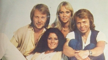 Terjemahan Lirik Angeleyes - ABBA, Viral Reels: Sometimes When I'm Lonely, I Sit and Think About Him