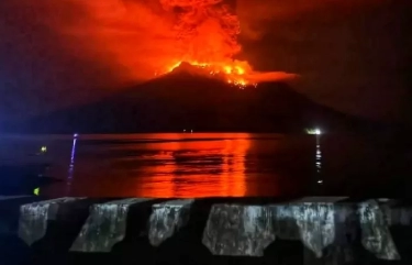 Abu Vulkanik Gunung Ruang Ganggu Penerbangan, Bandara Sam Ratulangi Masih Ditutup