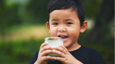 Suka Bikin Orang Tua Bingung: UHT VS Susu Formula, Mana yang Lebih Baik untuk Pertumbuhan Anak?