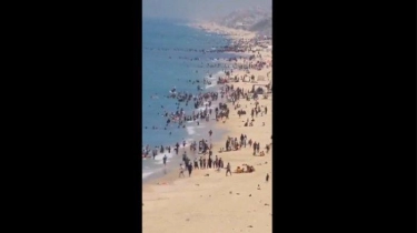 Iran Bukan Topik Utama, Warga Israel Dongkol Setengah Mati Lihat Warga Gaza Main-Berenang di Pantai