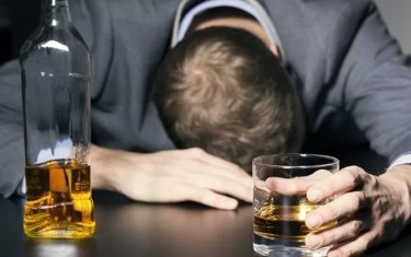Bukan Mitos! Efek Kecanduan Alkohol Bisa Mengakibatkan Kebutaan, Senyawa Ini Jadi Pemicunya