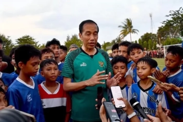 Ikut Main Bola di Gorontalo, Jokowi Pilih Posisi Penyerang dan Kiper