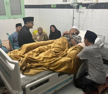 Menteri PAN-RB Jenguk KH Nurul Huda Djazuli: Kita Doakan Beliau Sehat Selalu