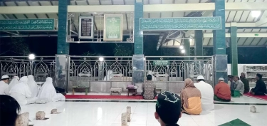 Wisata Religi Makam Mbah Sayyid Sulaiman Yang Ramai Dikunjungi Peziarah saat Malam Ganjil Ramadan