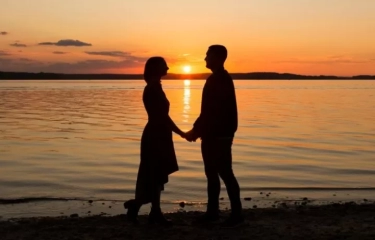 9 Tanda Anda dan Pasangan Memang Ditakdirkan Bersama, Salah Satunya Tetap Terhubung dalam Keheningan