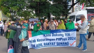 Massa Demo di MK Jelang Putusan Sengketa Pilpres Didominasi Emak-emak, Pendemo: Mahasiswa Pada Tiarap!