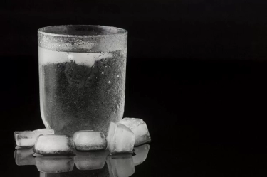Minum Air Dingin Bikin Perut Buncit dan Badan Gemuk, Mitos atau Fakta? Simak Penjelasan Dokter