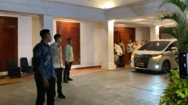 Prabowo Berikan Salam Dua Jari Saat Ditanya Putusan MK soal Pilpres 2024