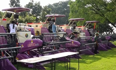 Bagikan Alsintan dan Pupuk di Jateng, Mentan Yakin Tiga Tahun Lagi Indonesia Kembali Swasembada Beras