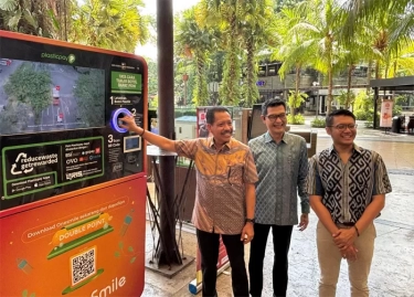Intip Reverse Vending Machine milik Sinar Mas, Mesin Penukar Sampah Botol Plastik Jadi Uang Elektronik