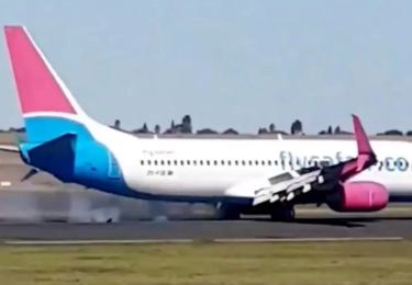 Menegangkan! Momen Boeing 737 Kehilangan Roda Saat Lepas Landas Hingga Mengeluarkan Asap Mengepul