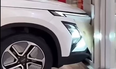 Viral! Seorang Bocah Tabrakkan Mobil Listrik ke Tembok Mall Saat Pameran