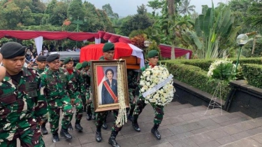 Mooryati Soedibyo Dikebumikan di Samping Makam Suaminya