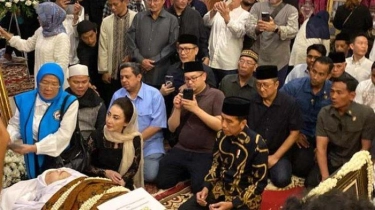 Presiden Joko Widodo Hadir di Rumah Duka, Salatkan Jenazah Mooryati Soedibyo
