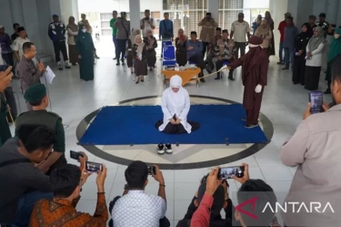 Langgar Syariat Islam karena Bermesraan di Kos dan di Dalam Mobil, Dua Pasangan Muda-mudi di Aceh Ini Dicambuk 17 Kali