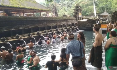Mengenal Melukat, Ritual Pembersihan Diri di Bali yang Jadi Salah Satu Agenda Acara Internasional WWF