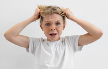 Rambut si Kecil Rontok Parah? Pahami 4 Penyebabnya Kerontokan Rambut pada Anak, Salah Satunya Kurang Nutrisi