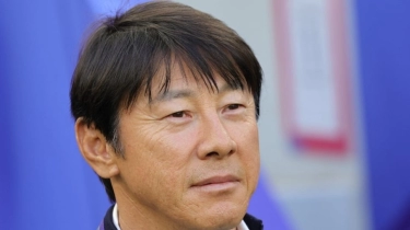 Punya Gaji Puluhan Miliar, Penampakan Hape Shin Tae-yong Bikin Netizen Menangis: Bisa Kali Upgrade Coach