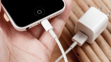 Jangan Charger iPhone Sambil Ditinggal Tidur Semalaman! Ini Akibatnya