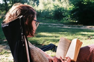 10 Tanda Seseorang Sangat Cerdas Menurut Psikologi, Salah Satunya Memiliki Kebiasaan Membaca Novel