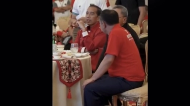Ekspresi Jokowi yang Kecewa saat Gol Ferarri Dianulir Wasit Shen Yinhao: Berani-beraninya Ngeprank Presiden