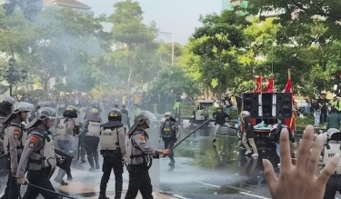 Aksi May Day Depan Kantor Gubernur Jateng Ricuh, Pendemo Gagal Dobrak Pintu Gerbang Setelah Disemprot Watercanon