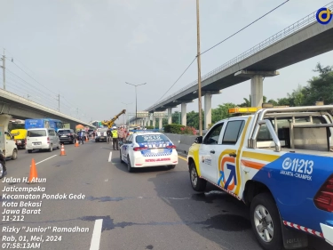 Tabrakan Avanza dengan Truk di Tol Japek, Kendaraan Terbakar