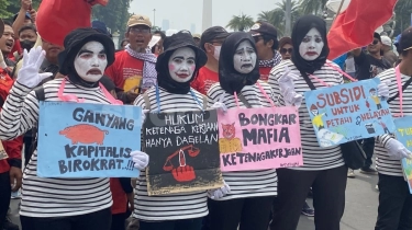 May Day 2024, Massa Buruh Menyemut di Patung Kuda: Ganyang Kapitalis Birokrat!