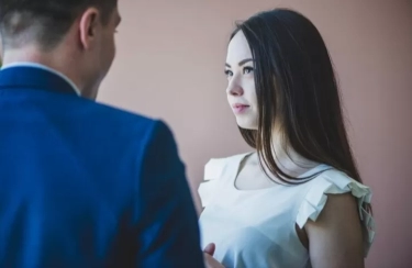 13 Alasan Mengapa Pria Gemar Melirik Perempuan Lain Meski Sudah Memiliki Pasangan