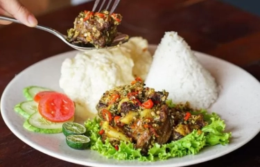Enak Pol! 3 Tempat Kuliner di Bandung yang Sudah Ada Sejak Zaman Belanja, Wajib Banget Mampir