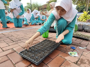 Gelar Edukasi Mudahnya Bercocok Tanam Bagi Generasi Masa Depan di Hari Pendidikan Nasional