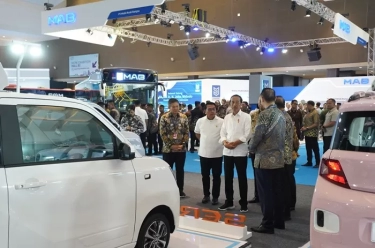 Mampir ke PEVS 2024, Presiden Jokowi Kepincut Berbagai Model Kendaraan Listrik