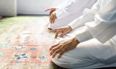 Bacaan Doa Tahiyat Akhir dalam Sholat Lengkap dengan Bahasa Arab, Indonesia dan Artinya