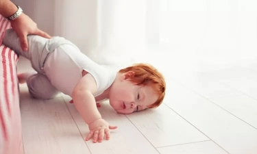 Jangan Panik, Lakukan Langkah Berikut Saat Bayi Terjatuh dari Tempat Tidur