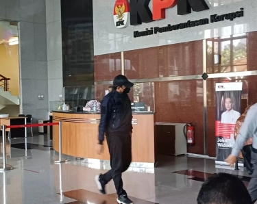 Pakai Pakaian Warna Gelap serta Topi dan Masker, Bupati Sidoarjo Gus Muhdlor HadirI Pemeriksaan KPK