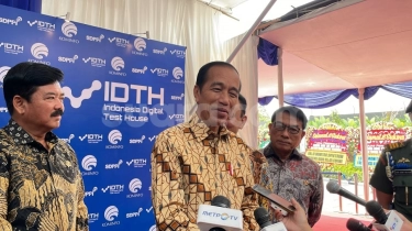 Senyum-senyum, Jokowi Malah Bercanda Ditanya Gabung Partai Mana usai Didepak PDIP