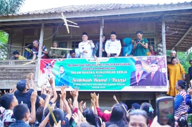 Keseruan Warga Kertayu Berebut Lemang Bareng Pj Bupati Muba Sandi Fahlepi