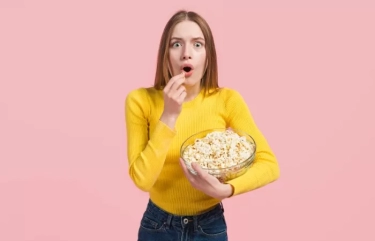 Sepele tetapi Berbahaya! Ini 8 Kebiasaan yang Harus Kamu Buang Jauh-jauh, Salah Satunya Makan Popcorn