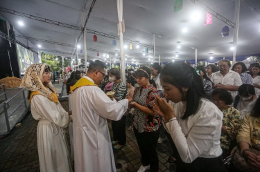 Tim Gegana Sterilisasi Area Gereja Katedral Jakarta Jelang Misa Peringatan Kenaikan Yesus Kristus
