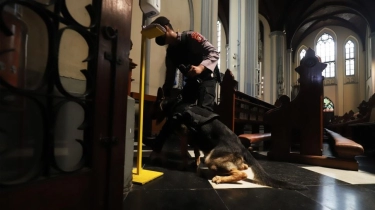 Anjing Pelacak Berkeliling Sebelum Misa Kenaikan Yesus Kristus di Gereja Katedral Jakarta