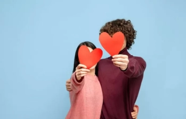 Orang yang Selalu Mem-posting Pasangannya Secara Berlebihan di Media Sosial Biasanya Memiliki 4 Kecenderungan Kurang Baik, Apa Saja?