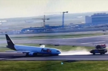 Pesawat Kargo Boeing 767 Mendarat Darurat Tanpa Roda Depan di Istanbul